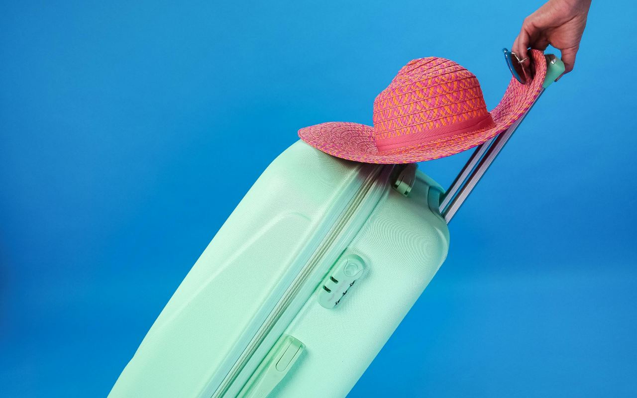 Zeleni kofer roze sesir