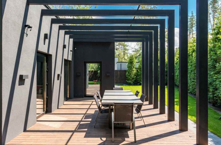 Dvoriste sto stolice