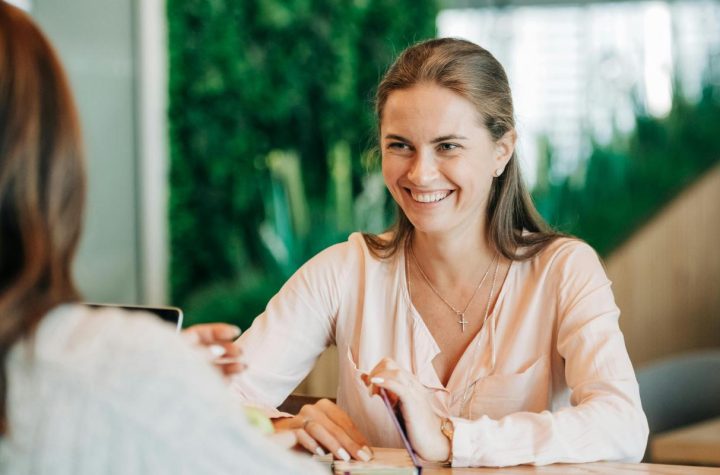 Zena osmeh druga osoba