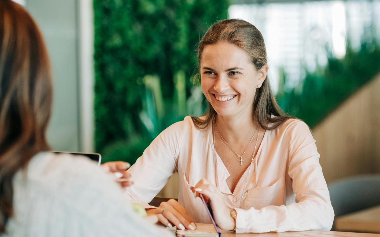 Zena osmeh druga osoba