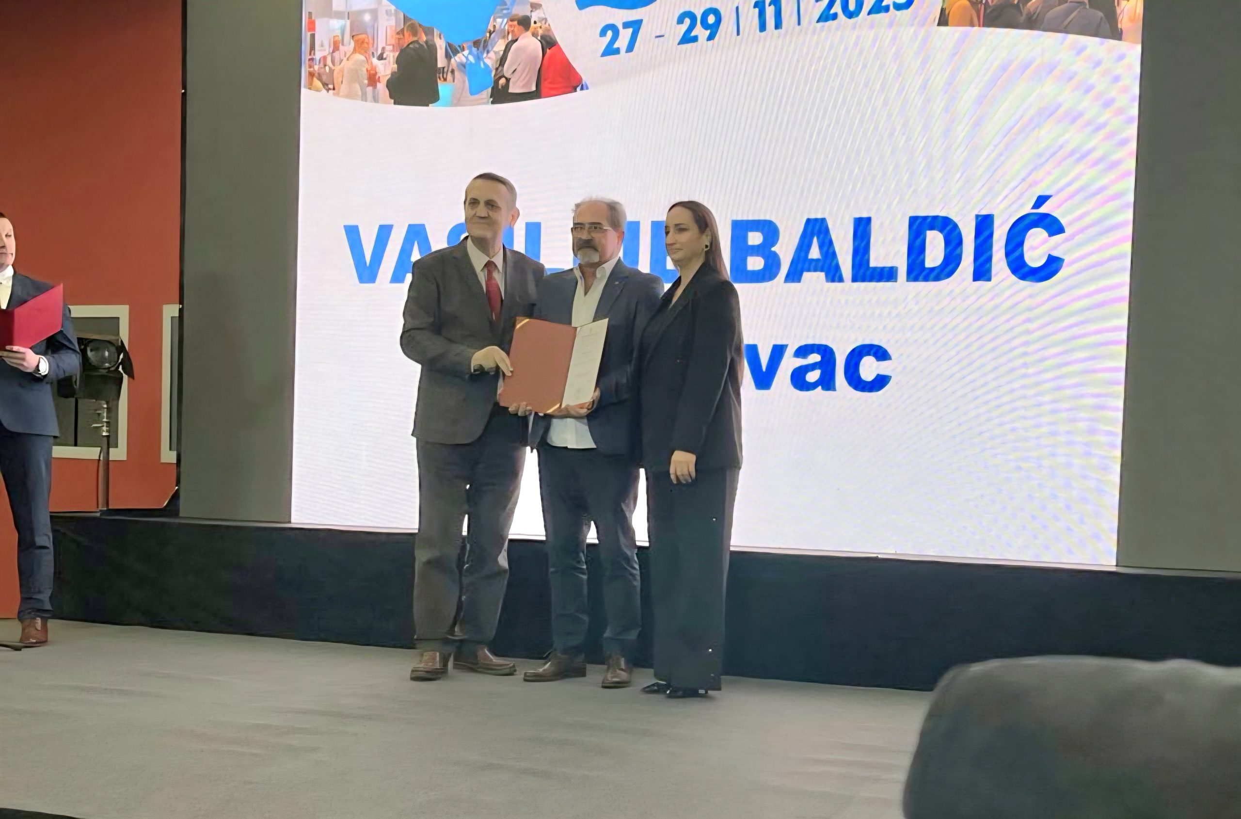 IMG c72205c63681a26646bb3132ff532929 V