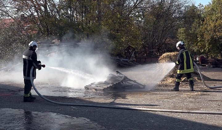 Vatrogasci gašenje požara 06
