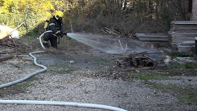 Vatrogasci gašenje požara 08