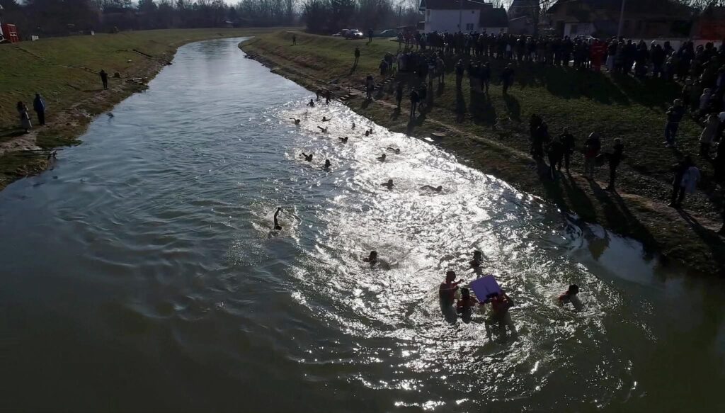 Mlava plivanje za casni krst bogojavljanje