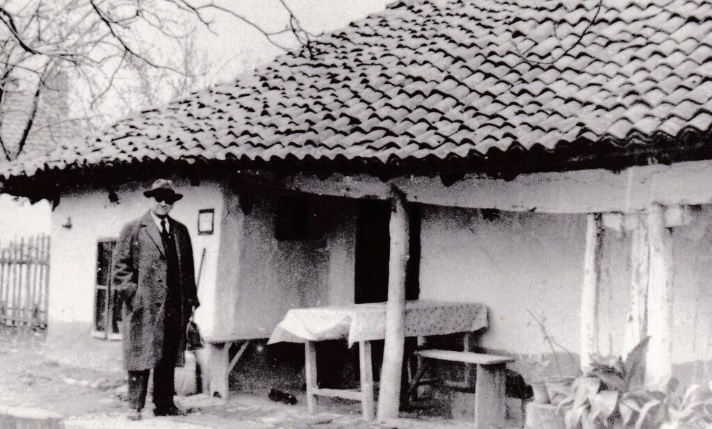 MILIVOJE PRED SVOJOM KUĆOM