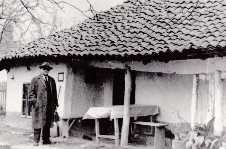 MILIVOJE PRED SVOJOM KUĆOM