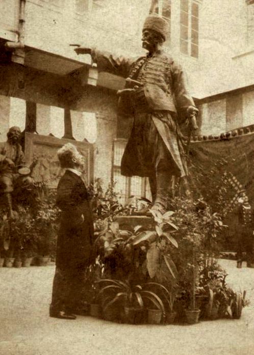 Spomenik milosu pred postavljanje u Pozarevcu i Djordje Jovanovic