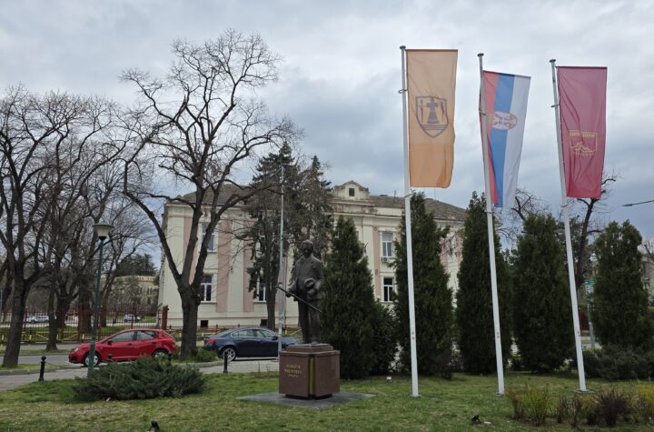 Vreme zima oblacno vetar