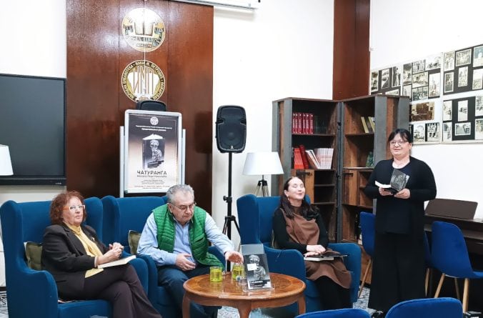 Autor predstavlja novu knjigu tokom promocije u Požarevcu, prisutni slušaoci i organizatori u pozadi.