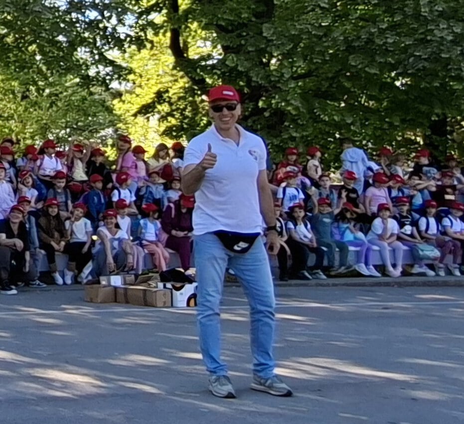Čovek sa naočarima i crvenom kapom na javnom događaju u Požarevcu.