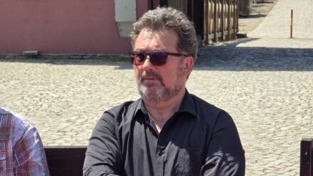 Muškarac sa naočarima i bradom sedi na klupi u Požarevcu.