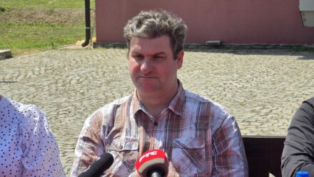 Lokalni lider daje izjavu tokom intervjua u Požarevcu.