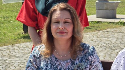 Žena na otvorenom, uživa u sunčanom danu u Požarevcu.