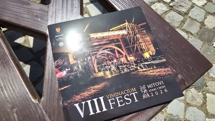 Noćna scena na Viminacijum VIII Festu 2026 sa svetlosnim efektima i infrastrukturom.