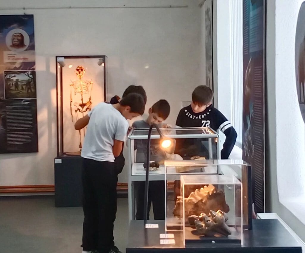 Deca gledaju izložbu fosila i kostura u muzeju nauke u Požarevcu.