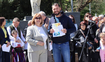 Članovi zajednice na javnoj manifestaciji u Požarevcu, uz osmehe i druženje.