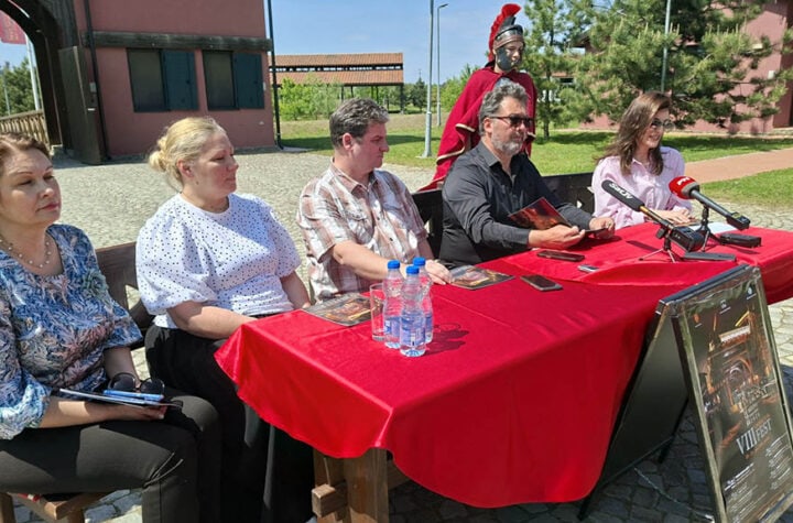 Grupa ljudi na konferenciji sa govornikom u Požarevcu.