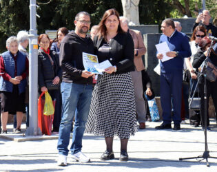 Osobe na dodeli priznanja u Požarevcu, okupljeni građani i zvaničnici.