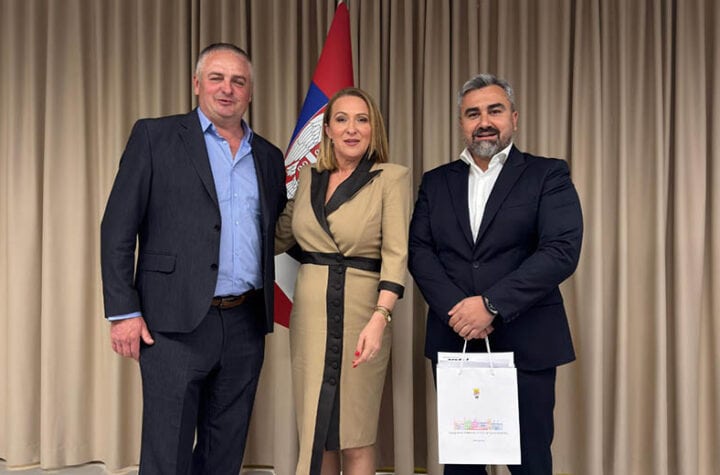 Lokalni zvaničnici sa zastavom Srbije na događaju u Požarevcu.