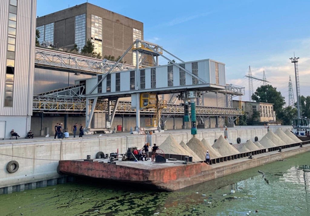 Industrijska luka na Dunavu u Požarevcu sa brodovima i skladištima.