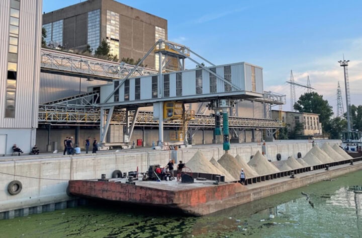Industrijska luka na Dunavu u Požarevcu sa brodovima i skladištima.