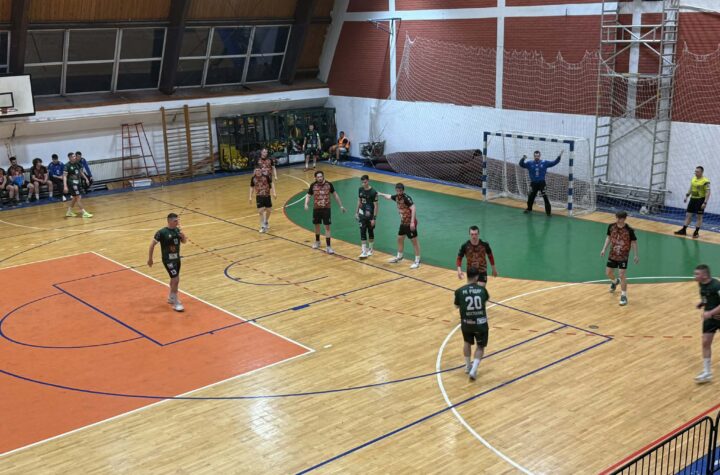 Vaterpolo igrači na utakmici u zatvorenom bazenu, sportski događaj u Požarevcu.