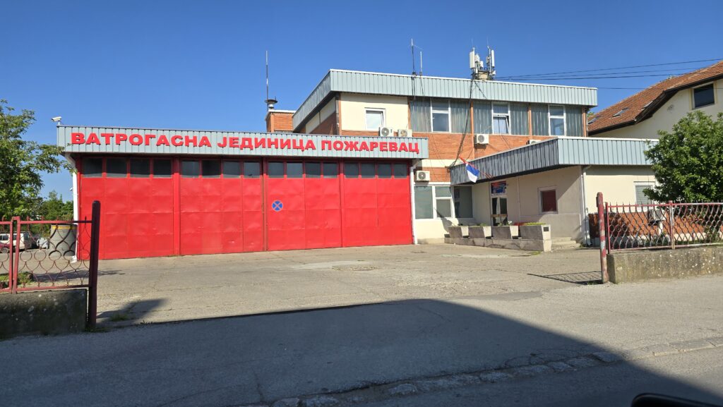 Vatrogasna jedinica Požarevac sa crvenim garažama i obeležjem.