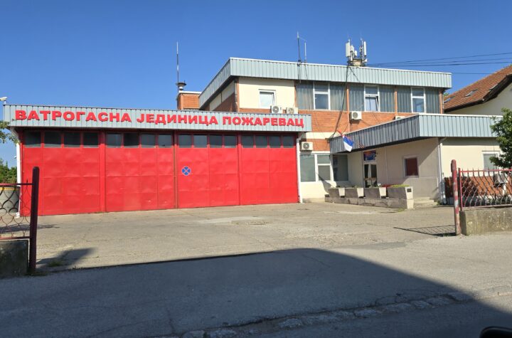 Vatrogasna jedinica Požarevac sa crvenim garažama i obeležjem.