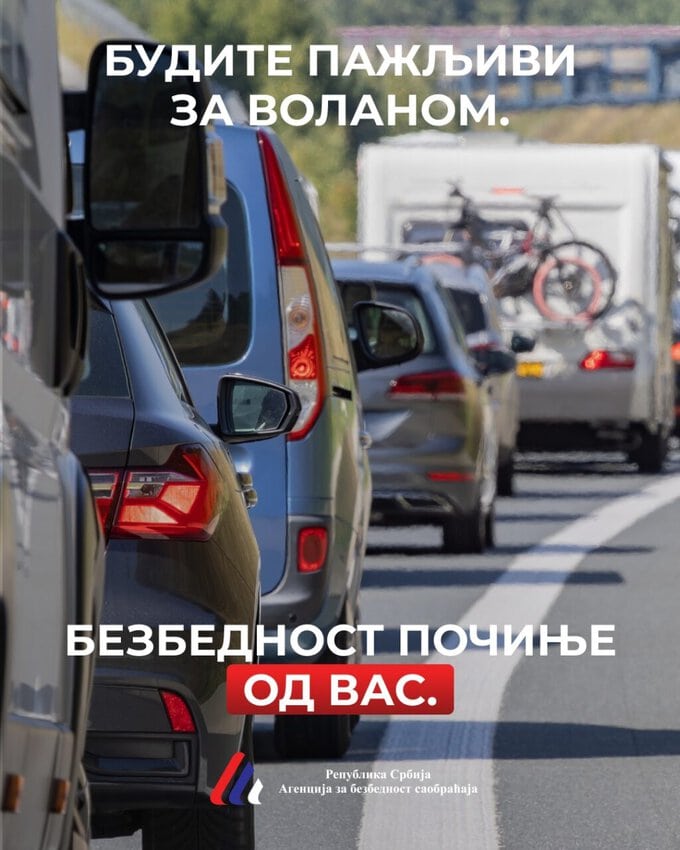 Red automobila u koloni na putu, upozorenje na oprez u saobraćaju.