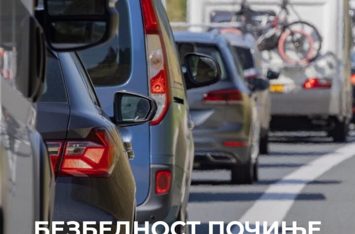 Red automobila u koloni na putu, upozorenje na oprez u saobraćaju.