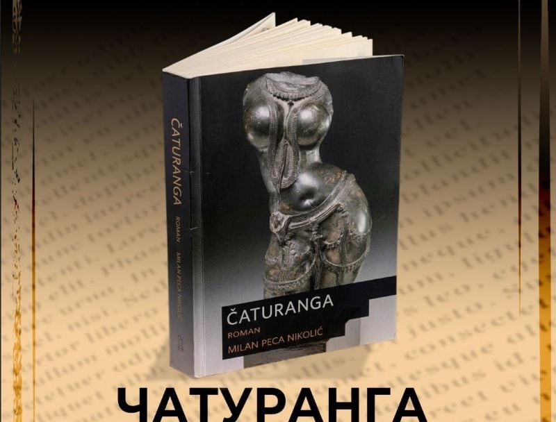 Fotografija knjige Čaturanga na pozadini sa tekstom i papirima.