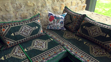 Ručno tkanje jastuka i tepiha od vune, tradicionalni uzorci i boje.