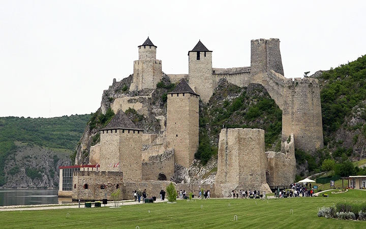 Zamak na obali reke sa visokim zidovima i kulama, popularno mesto za posetioce i turiste u Požarevcu.