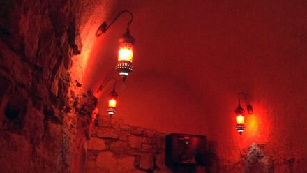 Osoblje u podzemlju Požarevca, osvetljenje lampama, prijateljska atmosfera.