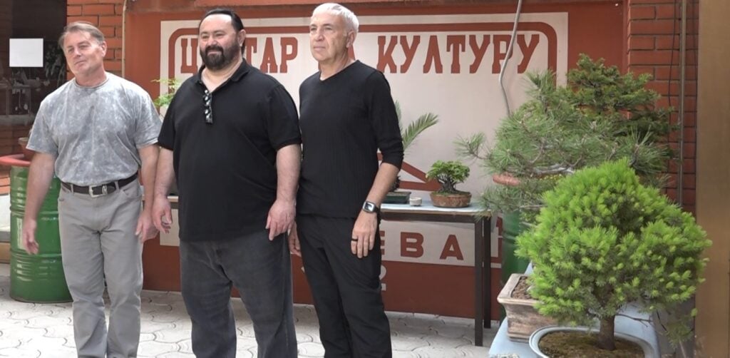 Grupa ljudi na kulturnom događaju u Požarevcu ispred zgrade.