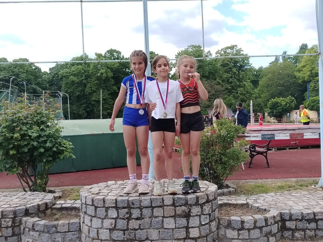 Deca na pobedničkom postolju tokom takmičenja u atletici, osvajaju medalje.