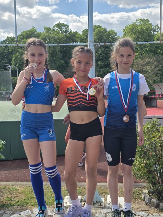 Tri devojke sa medaljama na atletskom takmičenju u Požarevcu.