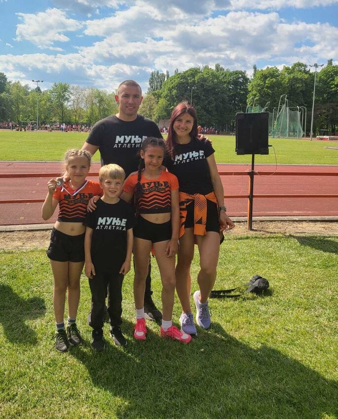 Porodica na atletskom stadionu tokom sportske manifestacije u Požarevcu.
