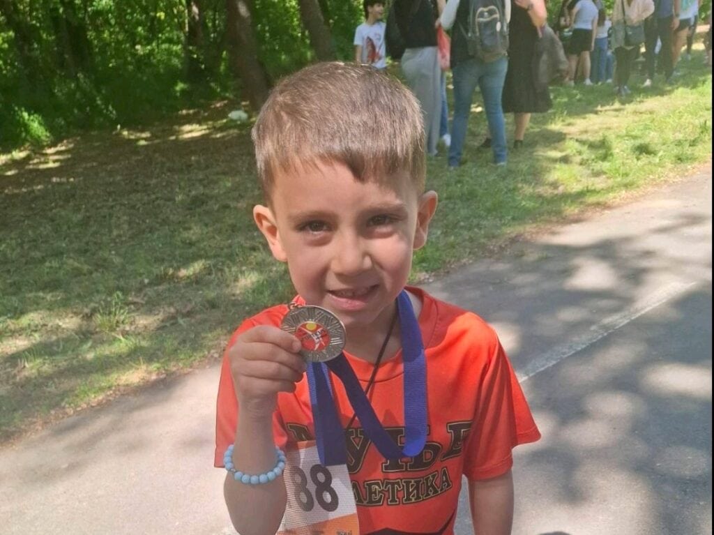 Dečak sa medaljom na takmičenju u prirodi u Požarevcu.