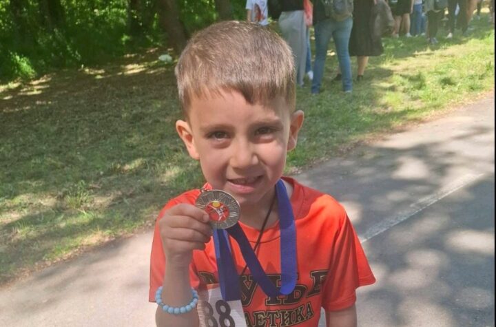 Dečak sa medaljom na takmičenju u prirodi u Požarevcu.