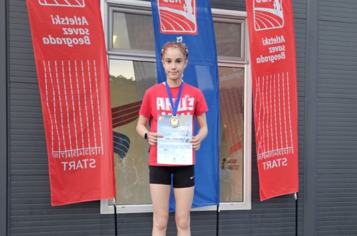 Devojčica sa medaljom i diplomom na atletskom takmičenju u Požarevcu.