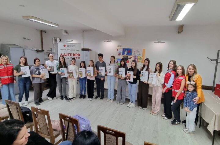 Grupa mladih i starijih učesnika na obuci za prvu pomoć u Požarevcu.