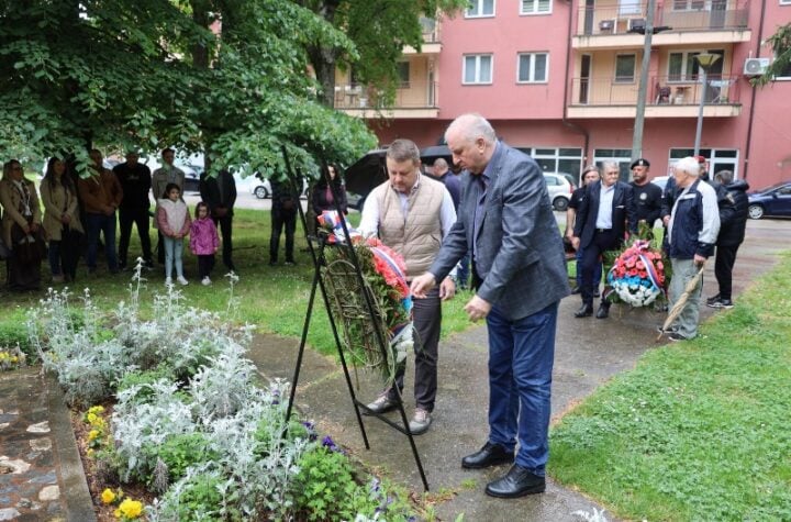Održavanje komemoracije u Požarevcu, prisutni odaju počast.