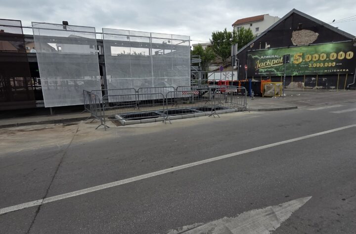 Priprema za događaj na otvorenom u Požarevcu, postavljanje scena i opreme.