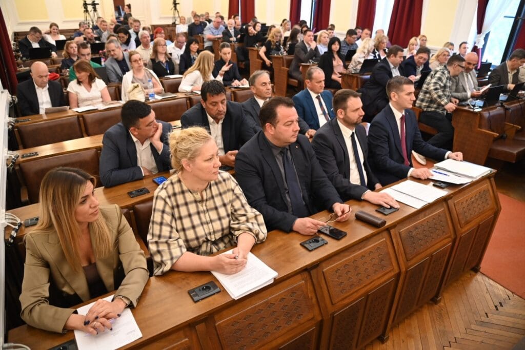 Skupština sa velikim brojem prisutnih odbornika i zvaničnika.