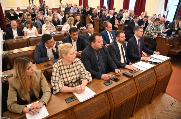 Skupština sa velikim brojem prisutnih odbornika i zvaničnika.