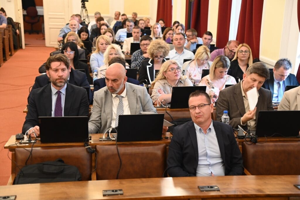Skupština u Požarevcu sa prisutnim odbornicima i učesnicima.
