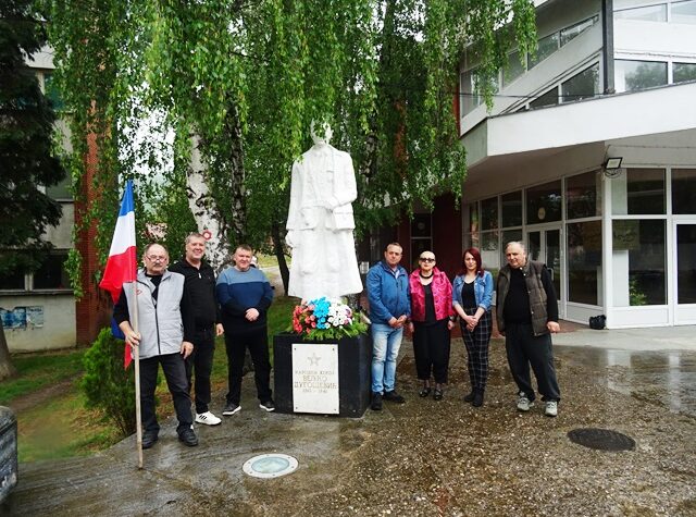 Grupa ljudi pored spomenika u Požarevcu, oblačno vreme.
