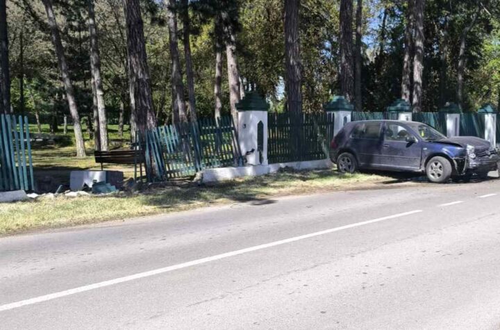 Automobil sleteo sa puta pored šume kod Požarevca, oštećen i parkiran pored ograde.