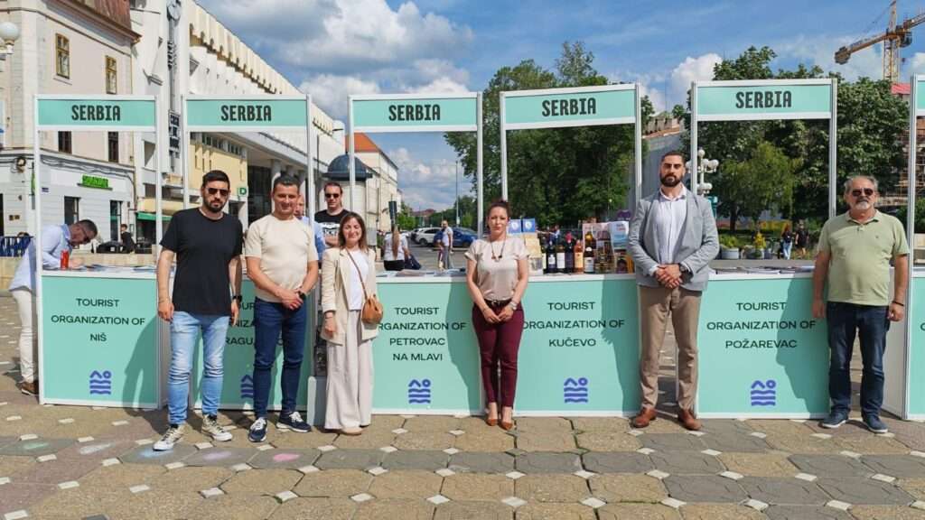 Grupa ljudi na štandovima za promociju turizma u Požarevcu.